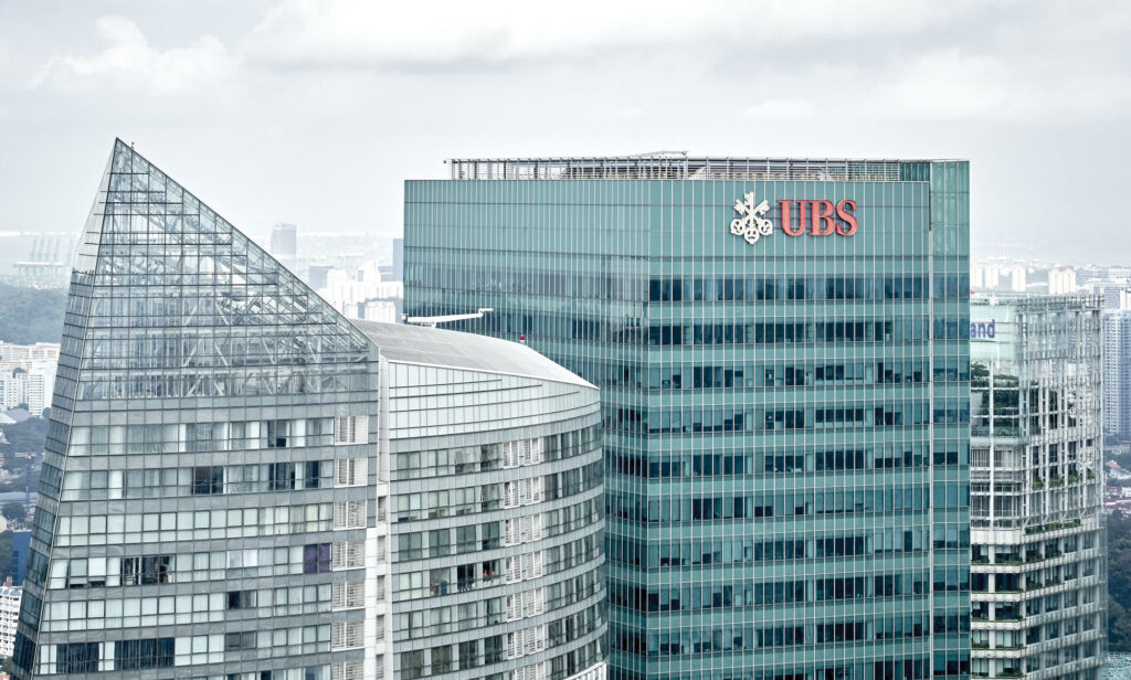Log der Grossbank UBS an einem Gebäude in Singapur