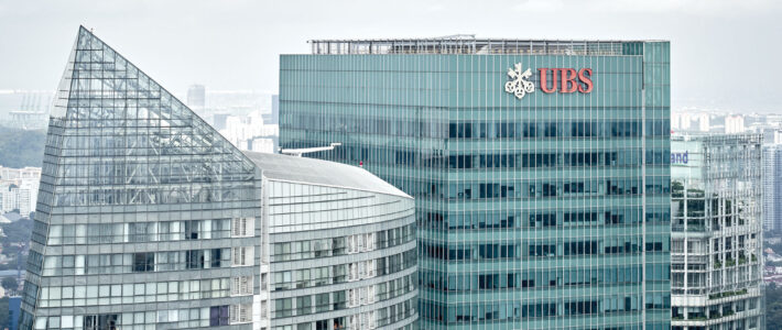 Log der Grossbank UBS an einem Gebäude in Singapur