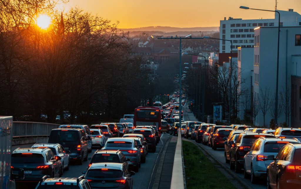 Ein Verkehrsstau am Morgen