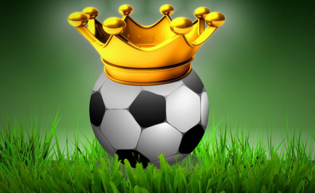 Ein Fussball mit einer Krone auf einem grünen Rasen