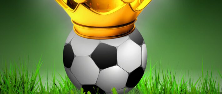 Geldspielaufsicht knöpft sich die Fifa vor Ein Fussball mit einer Krone auf einem grünen Rasen