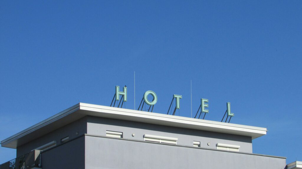 Das Wort Hotel auf einem Gebäudedach mit blauem Himmel