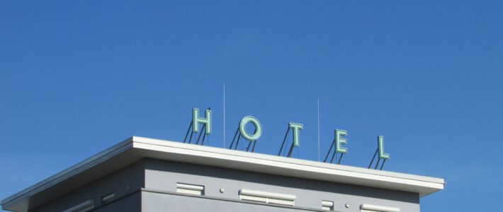Das Wort Hotel auf einem Gebäudedach mit blauem Himmel