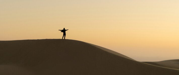 Ein Mann mit ausgebreiteten Armen in der Natur