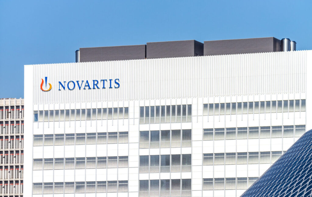 Logo von Novartis an einem Gebäude auf dem Basler Campus