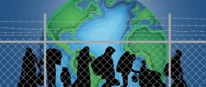 Flüchtlinge hinter einem Stacheldraht und vor einer Erdkugel