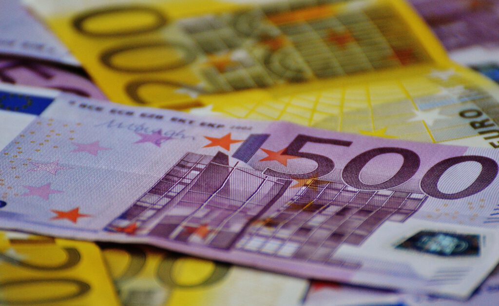 Euroscheine auf einem Tisch