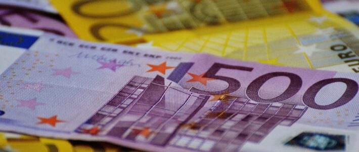 Axpo verzichtet auf 2 Milliarden Euro Euroscheine auf einem Tisch