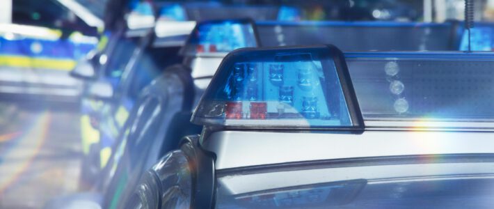 Blaulichter und Polizeiwagen