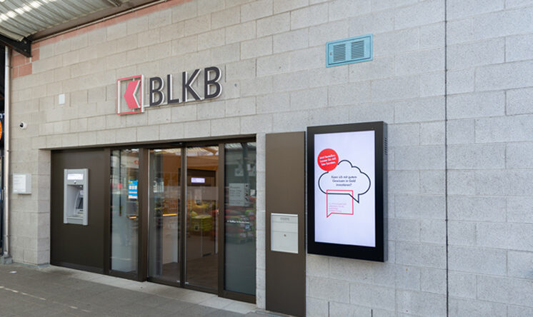 Eine Filiale der BLKB mit Logo am Eingang