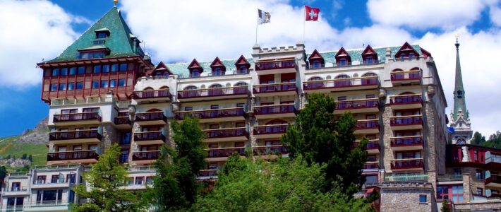 Schweizer Hotels stürzen kolossal ab Das Luxushotel Badrutt's Palace in St. Moritz