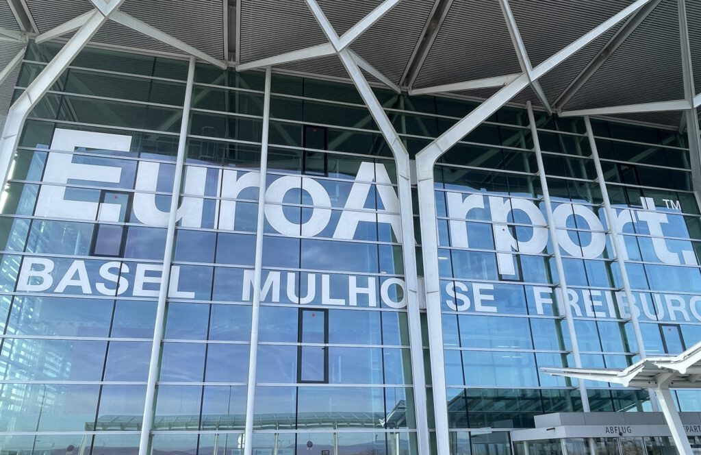 Logo des Euroairport am Hauptgebäude