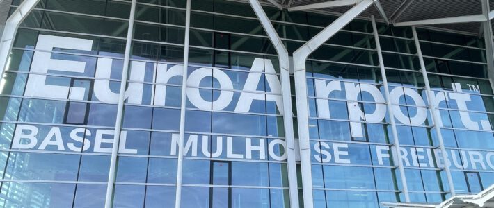 Easyjet bekommt Monopol am Euroairport Logo des Euroairport am Hauptgebäude