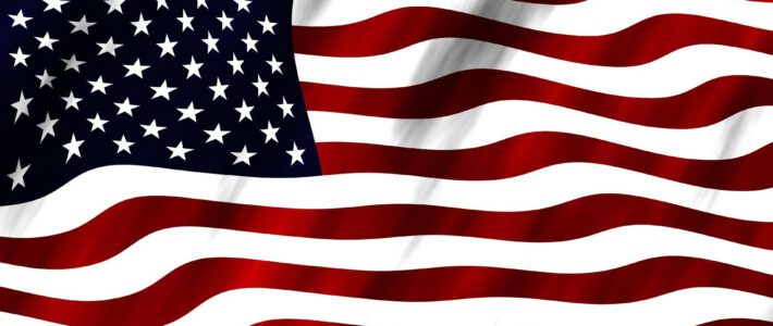 USA reduzieren Strafzölle für die Schweiz Eine US-Flagge im Wind