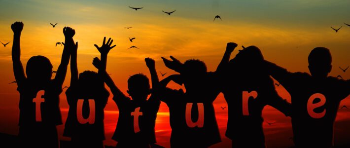 Junge Menschen mit den Buchstaben future auf dem Rücken