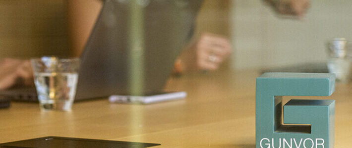 USA treiben Preis bei Lukoil-Deal von Gunvor in die Höhe Logo von Gunvor auf einem Tisch mit Tablett