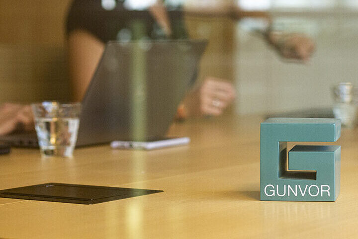 Logo von Gunvor auf einem Tisch mit Tablett
