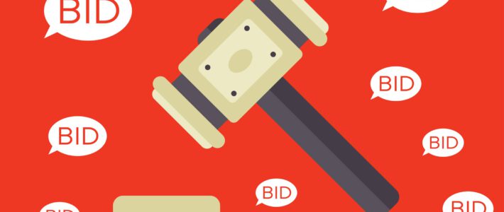 Historische Versteigerung in Zürich Auktionshammer und Sprechblasen mit Wörtern «BID»