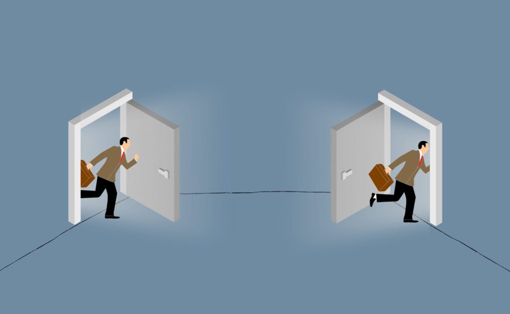ein Mann mit Aktentasche rennt aus einer Tür heraus und rennt in eine neue Tür hinein