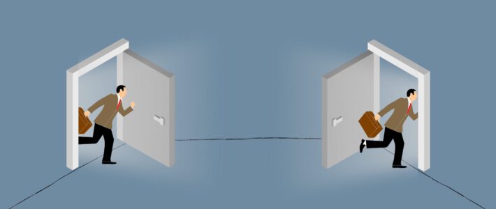 Schweizer Arbeitsmarkt büsst an Flexibilität ein ein Mann mit Aktentasche rennt aus einer Tür heraus und rennt in eine neue Tür hinein
