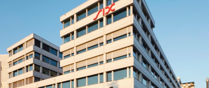 Logo der SIX an einem Gebäude am Hardturmpark