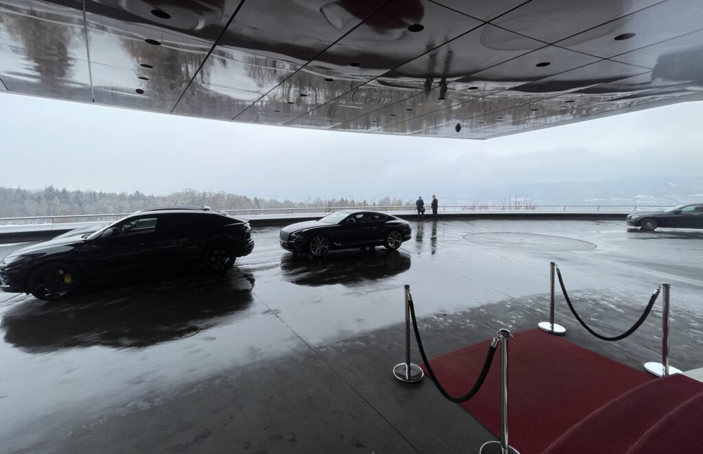 Eingang vom Dolder Grand Hotel in Zürich mit Limosinen und Schnee