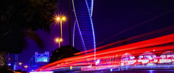 Ein Blick auf ein Gebäude und eine Strasse in Saudiarabien
