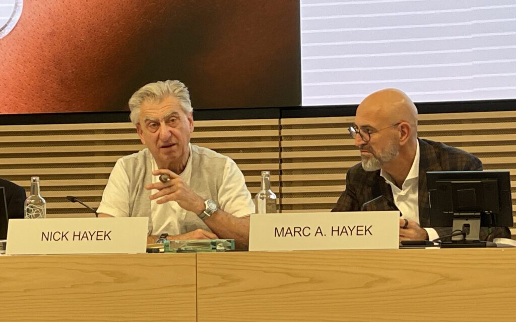 Nick und Marc Hayek an einer Medienkonferenz der Swatch Group