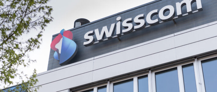Swisscom bittet KMU für Milliardenzukauf zur Kasse Logo von Swisscom auf dem Hauptgebäude