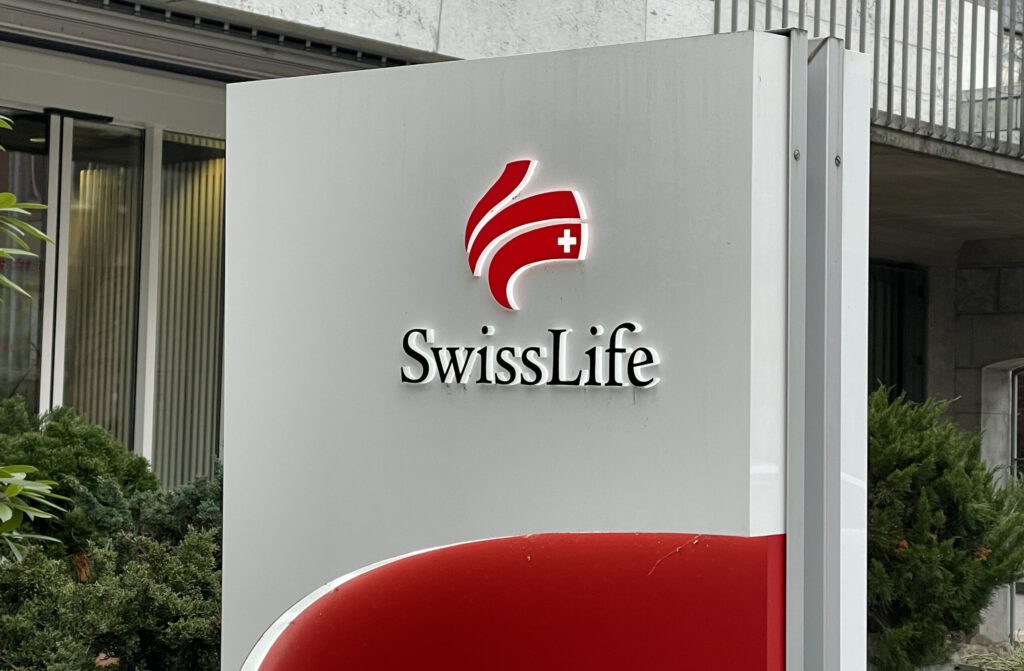 Logo von Swiss Life vor dem Hauptsitz in Zürich