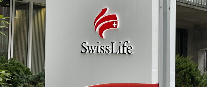 Swiss Life blickt Schweizern tief in ihre Finanzseele Logo von Swiss Life vor dem Hauptsitz in Zürich