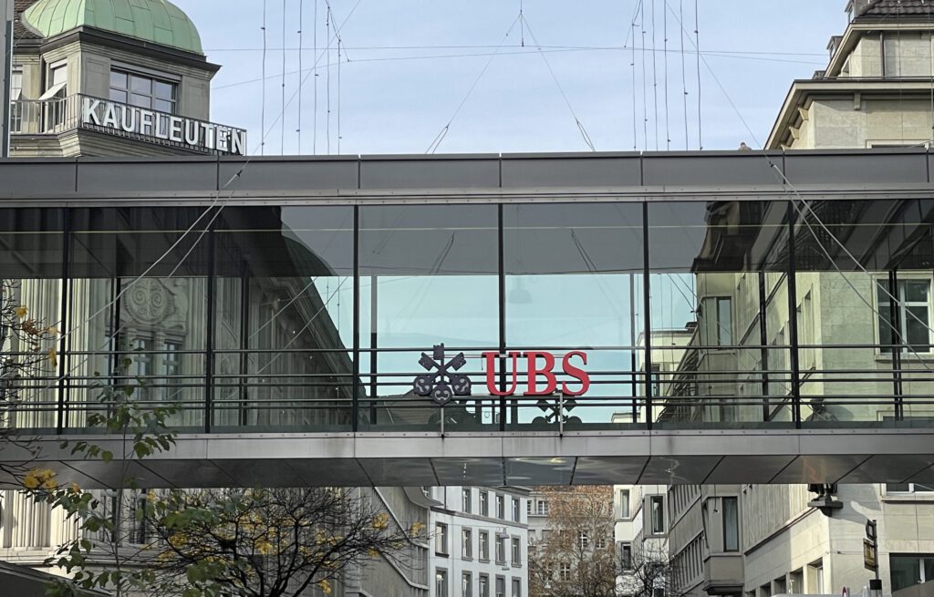 Logo der UBS in Zürich beim Kaufleuten