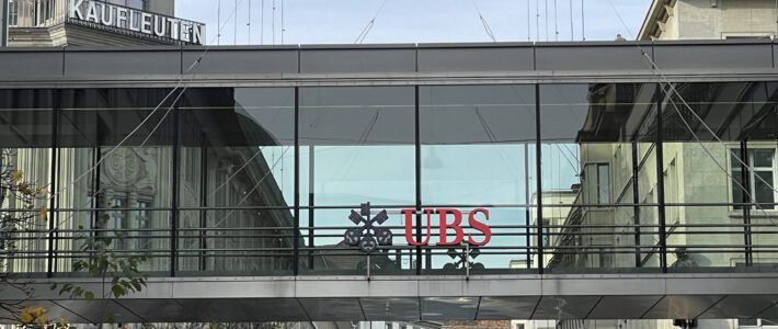Logo der UBS in Zürich beim Kaufleuten