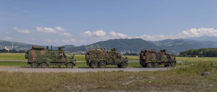 Schweiz vergibt zwei neue Rüstungsaufträge ins Ausland Erprobung von Tarnsystemen bei der Schweizer Armee