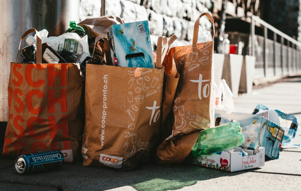 Abfalltüten um Coop und Migros auf einer Schweizer Strasse