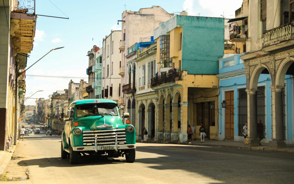 Ein Auto auf einer Strasse in der kubanischen Hauptstadt Havanna