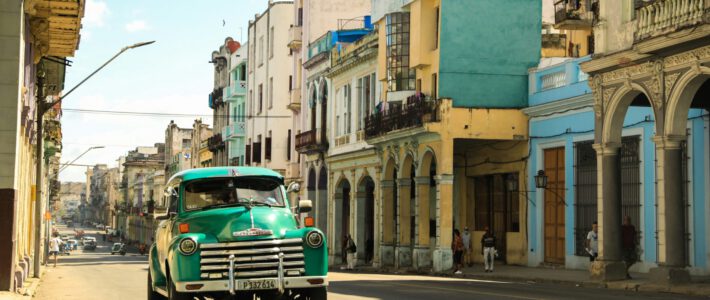 Ein Auto auf einer Strasse in der kubanischen Hauptstadt Havanna