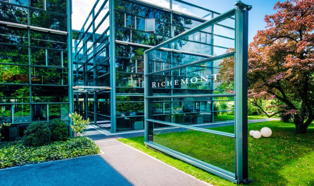 Eingang beim Luxusgüterkonzern Richemont mit Logo