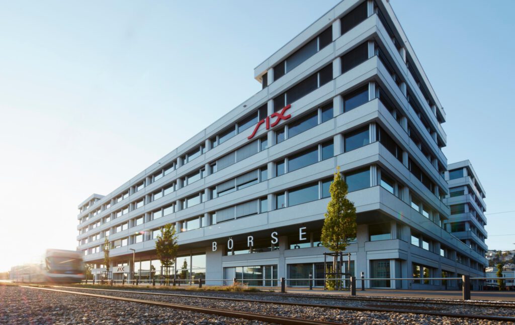 Logo der Schweizer Börse SIX an einem Gebäude
