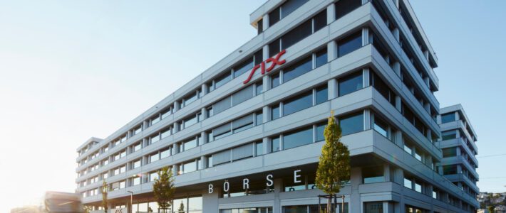 Schweizer Börse SIX belastet UBS erneut schwer Logo der Schweizer Börse SIX an einem Gebäude