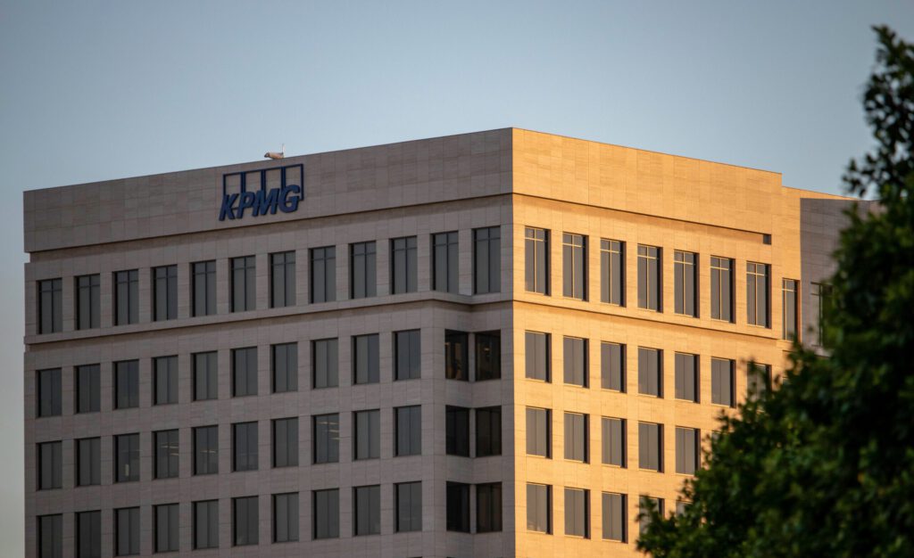 Logo von KPMG an einem Gebäude