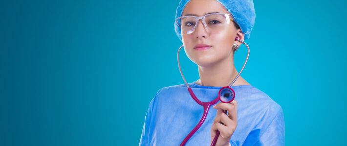 eine asiatische Medizinerin mit Stetoskop