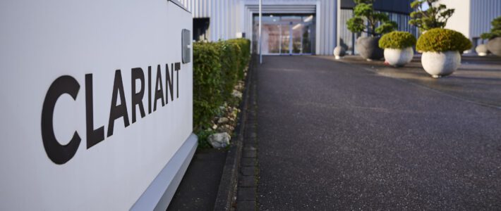Clariant macht weitere Milliardenforderung publik Logo von Clariant vor einem Firmengebäude im Kanton Baselland