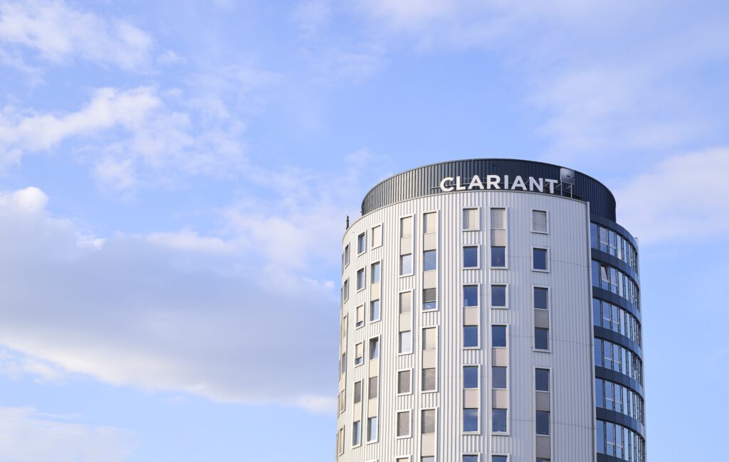 Logo von Clariant an einem Gebäude im Kanton Baselland