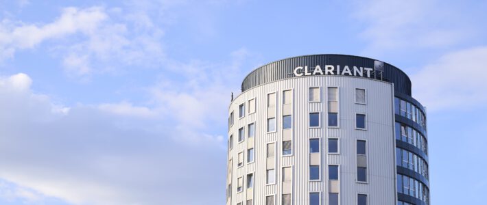 Clariant erleidet aus Mini-Deal dreistelligen Millionenverlust Logo von Clariant an einem Gebäude im Kanton Baselland