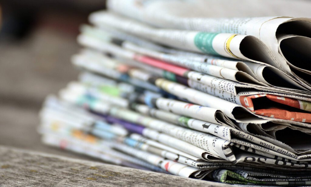 Viele Papierzeitungen auf einem Haufen