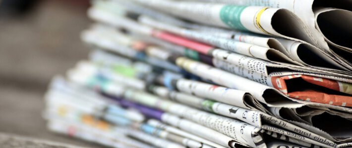 Die Leserlieblinge 2025 auf muula.ch Viele Papierzeitungen auf einem Haufen