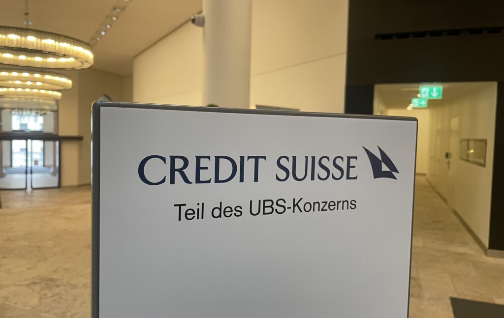 Logo von Credit Suisse und UBS in einer Filiale
