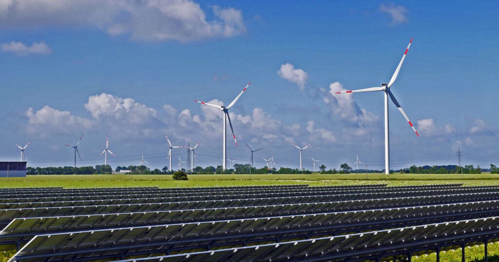 Ein Windpark mit einer Solaranlage