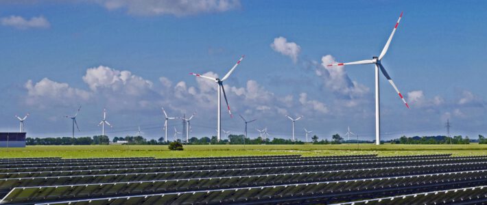 Schweiz verdreifacht Umweltsubventionen Ein Windpark mit einer Solaranlage